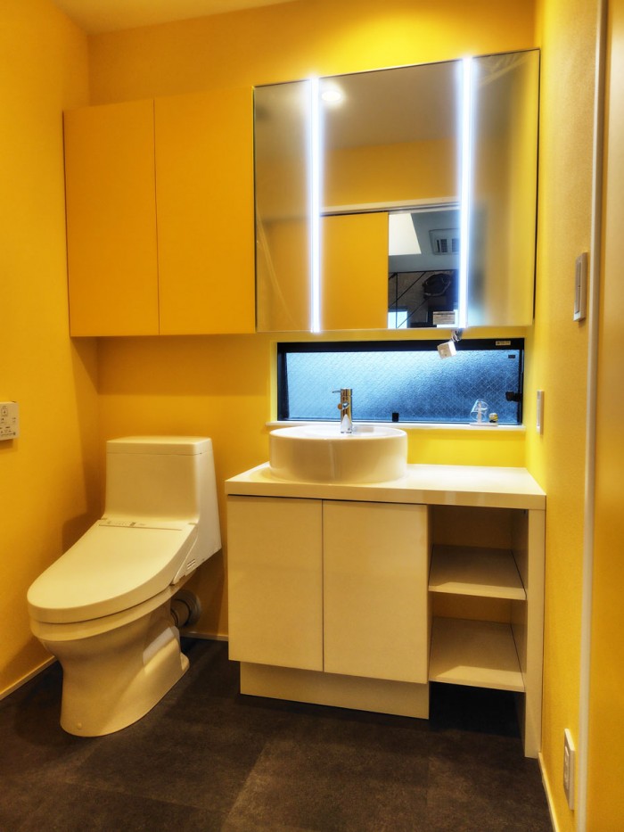 肌の色を引き立てて顔全体をしっかり照らす『美ルック』と丁度いいコンパクトな『エスタ』　目黒区W様邸